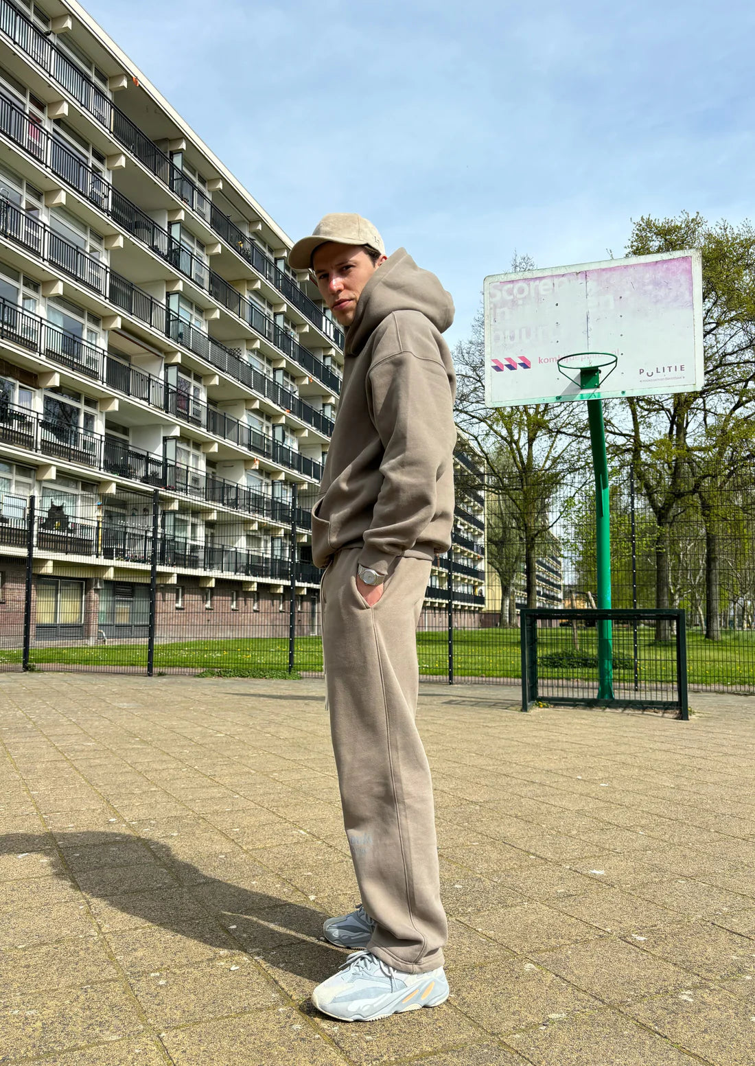 Oversized joggingsbroek voor heren in kaki kleur met elastische taille.
