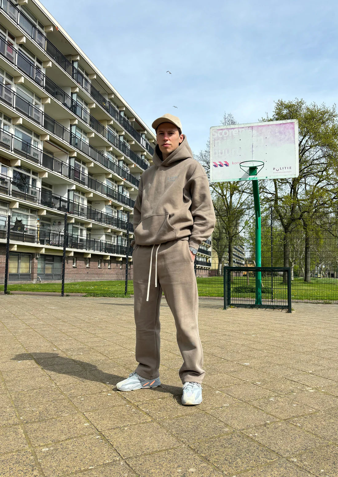 Oversized joggingsbroek voor heren in kaki kleur met elastische taille.