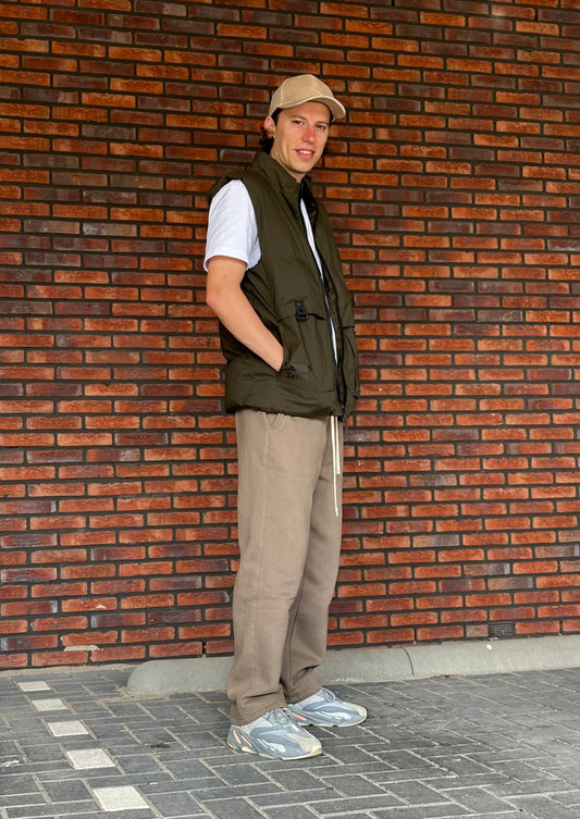 Oversized joggingsbroek voor heren in kaki kleur met elastische taille.