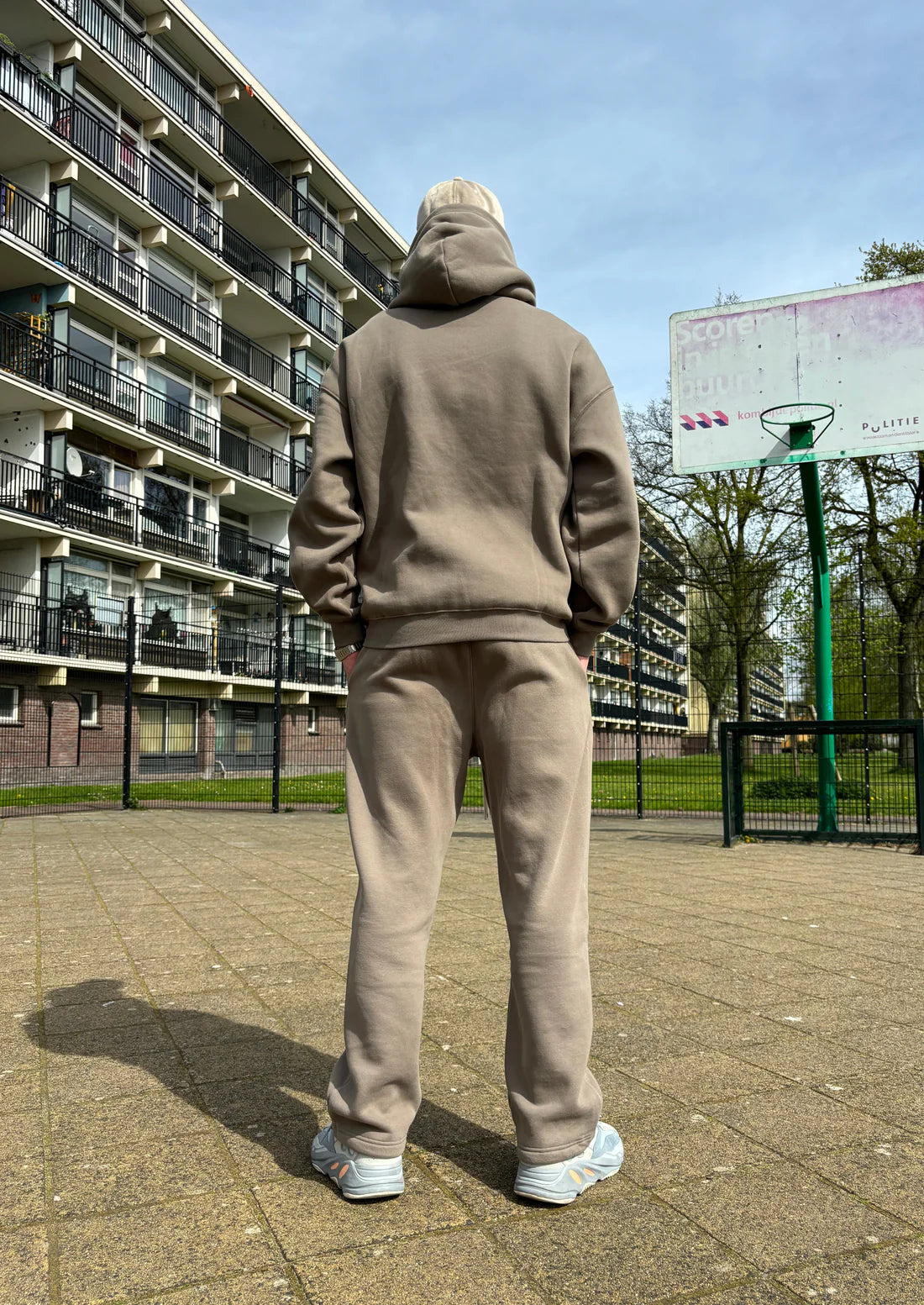 Oversized joggingsbroek voor heren in kaki kleur met elastische taille.