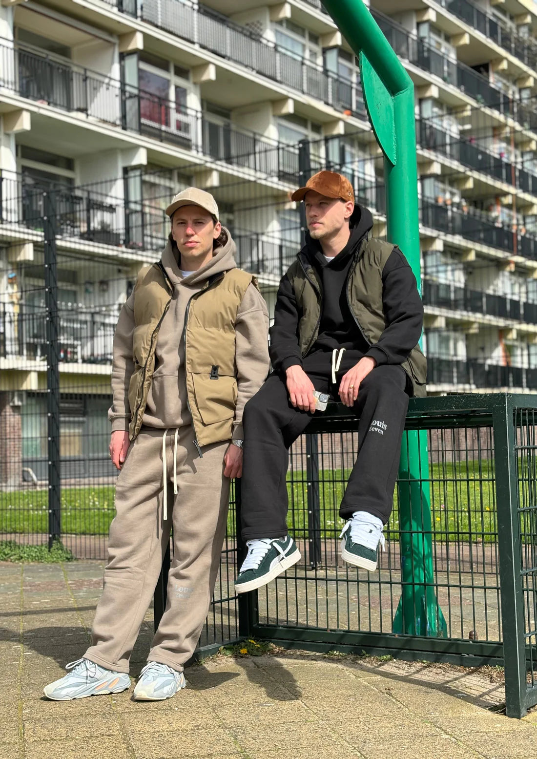 Oversized joggingsbroek voor heren in zwarte kleur met elastische taille.