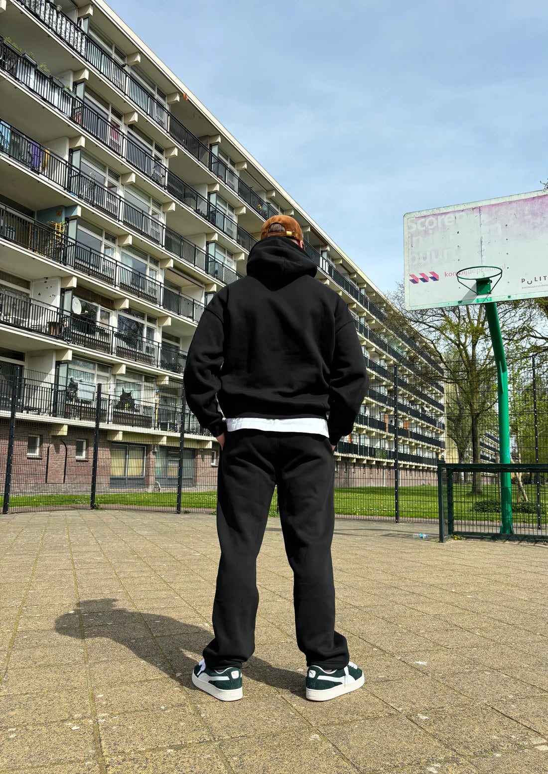 Oversized joggingsbroek voor heren in zwarte kleur met elastische taille.