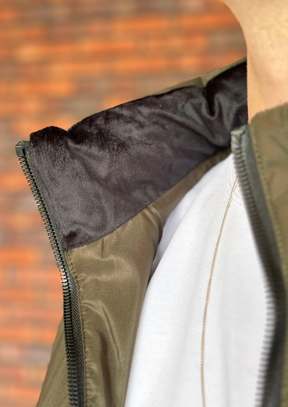 Gewatteerde Heren bodywarmer in het bottle green / donkergroen met zakken.