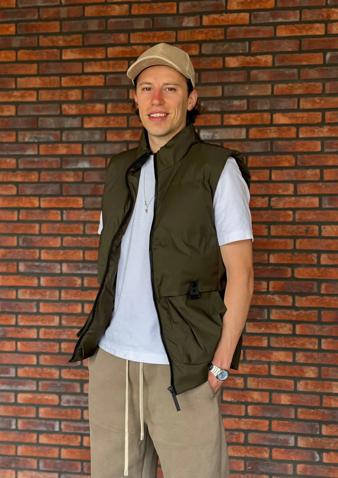 Gewatteerde Heren bodywarmer in het bottle green / donkergroen met zakken.