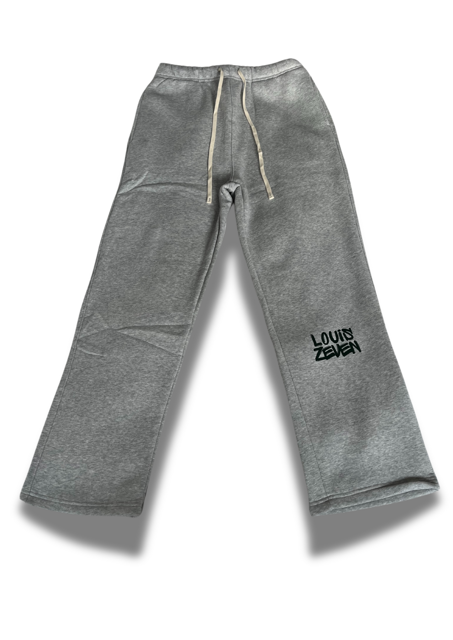 Louis Zeven oversized jogger voor heren – comfortabele en duurzame streetwear broek met elastische taille, praktische zijzakken en subtiel logo onder de knie.