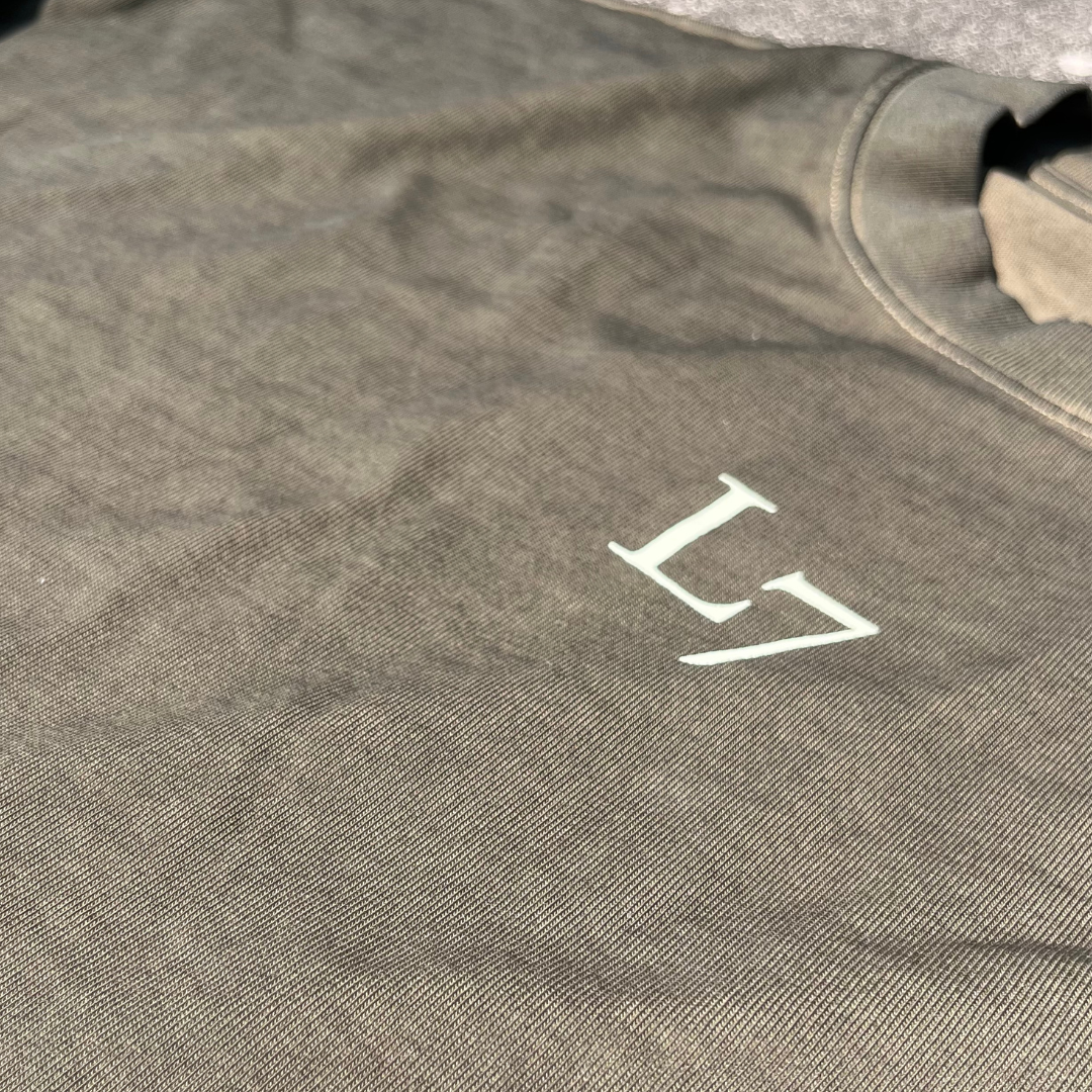 Double sleeved t-shirt in legergroen van Louis Zeven, met een moderne, gelaagde ontwerp en contrasterende mouwen voor een stoere, urban uitstraling. Gemaakt van zacht, hoogwaardig materiaal voor optimaal comfort en duurzaamheid.