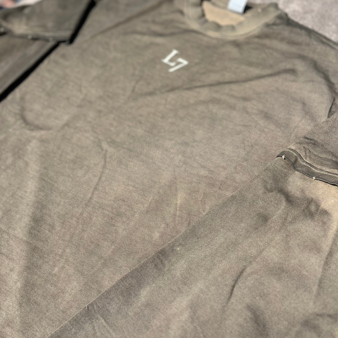 Double sleeved t-shirt in legergroen van Louis Zeven, met een moderne, gelaagde ontwerp en contrasterende mouwen voor een stoere, urban uitstraling. Gemaakt van zacht, hoogwaardig materiaal voor optimaal comfort en duurzaamheid.