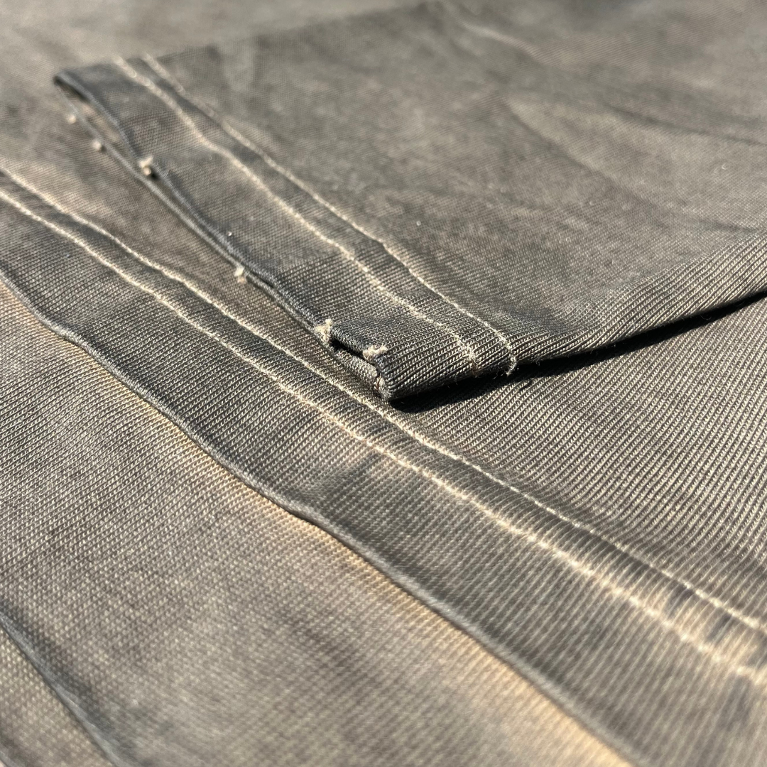 Double sleeved t-shirt in legergroen van Louis Zeven, met een moderne, gelaagde ontwerp en contrasterende mouwen voor een stoere, urban uitstraling. Gemaakt van zacht, hoogwaardig materiaal voor optimaal comfort en duurzaamheid.