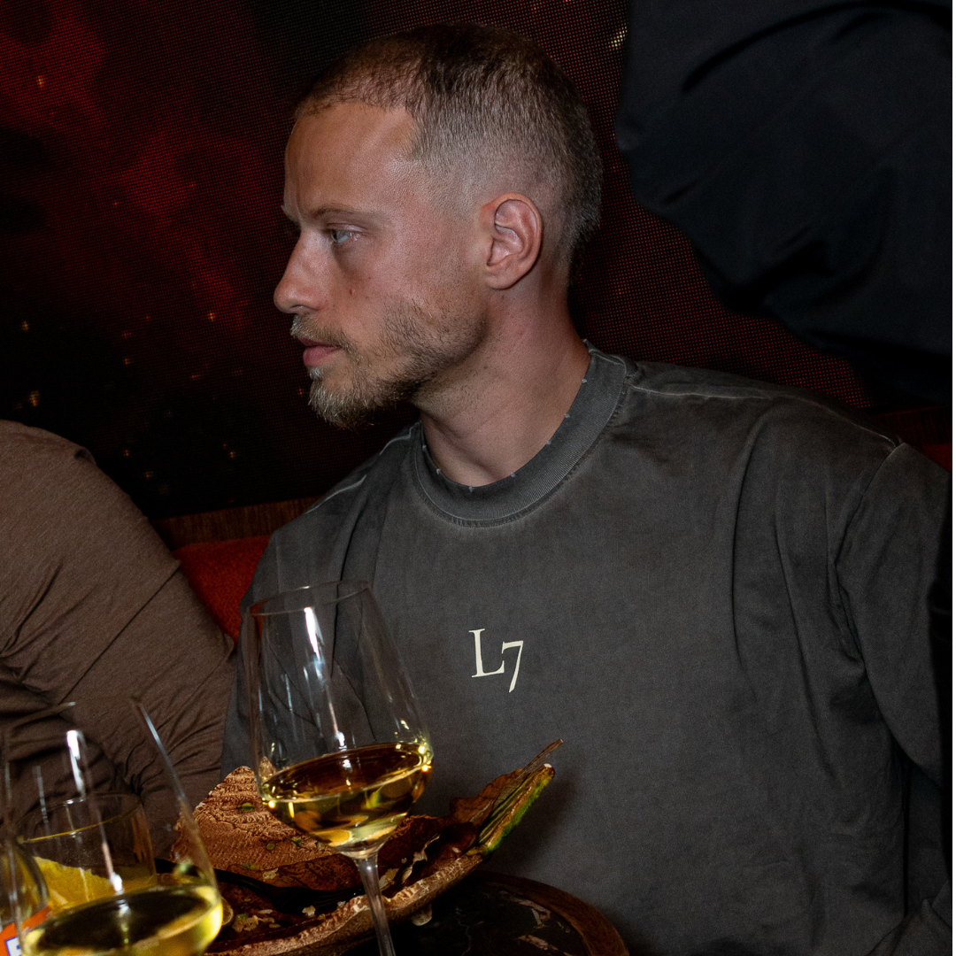 Double sleeved t-shirt in het grijs van Louis Zeven, met een moderne, gelaagde ontwerp en contrasterende mouwen voor een stoere, urban uitstraling. Gemaakt van zacht, hoogwaardig materiaal voor optimaal comfort en duurzaamheid.