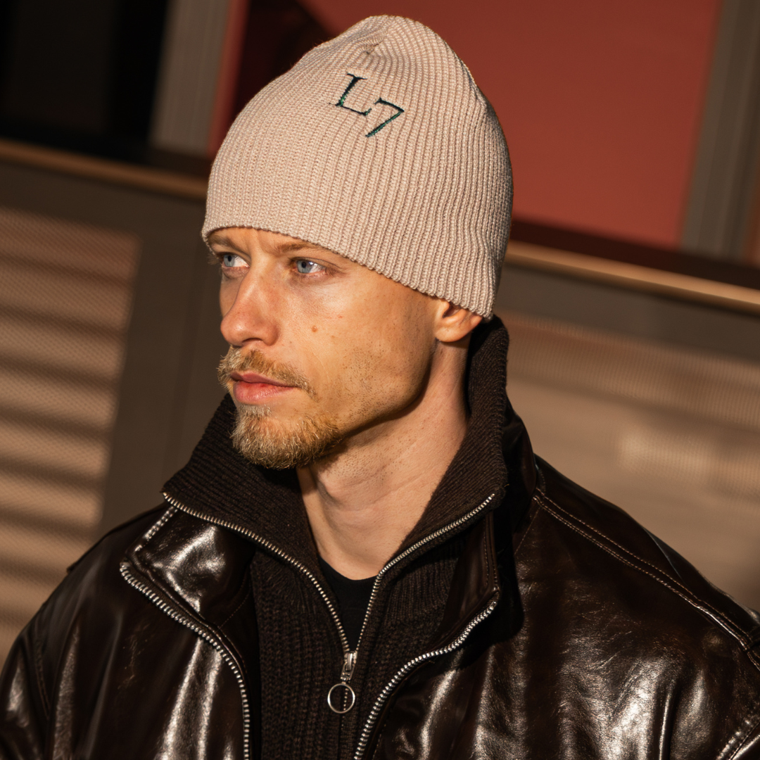 Geribbelde L7 beanie muts in zachte stof met opvallend L7 logo – comfortabele wintermuts voor dagelijks gebruik.
