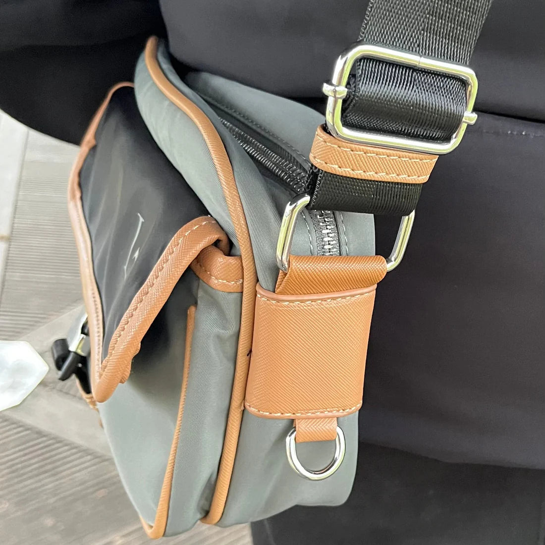 Messenger bag heren in het grijs gemaakt van recycled nylon