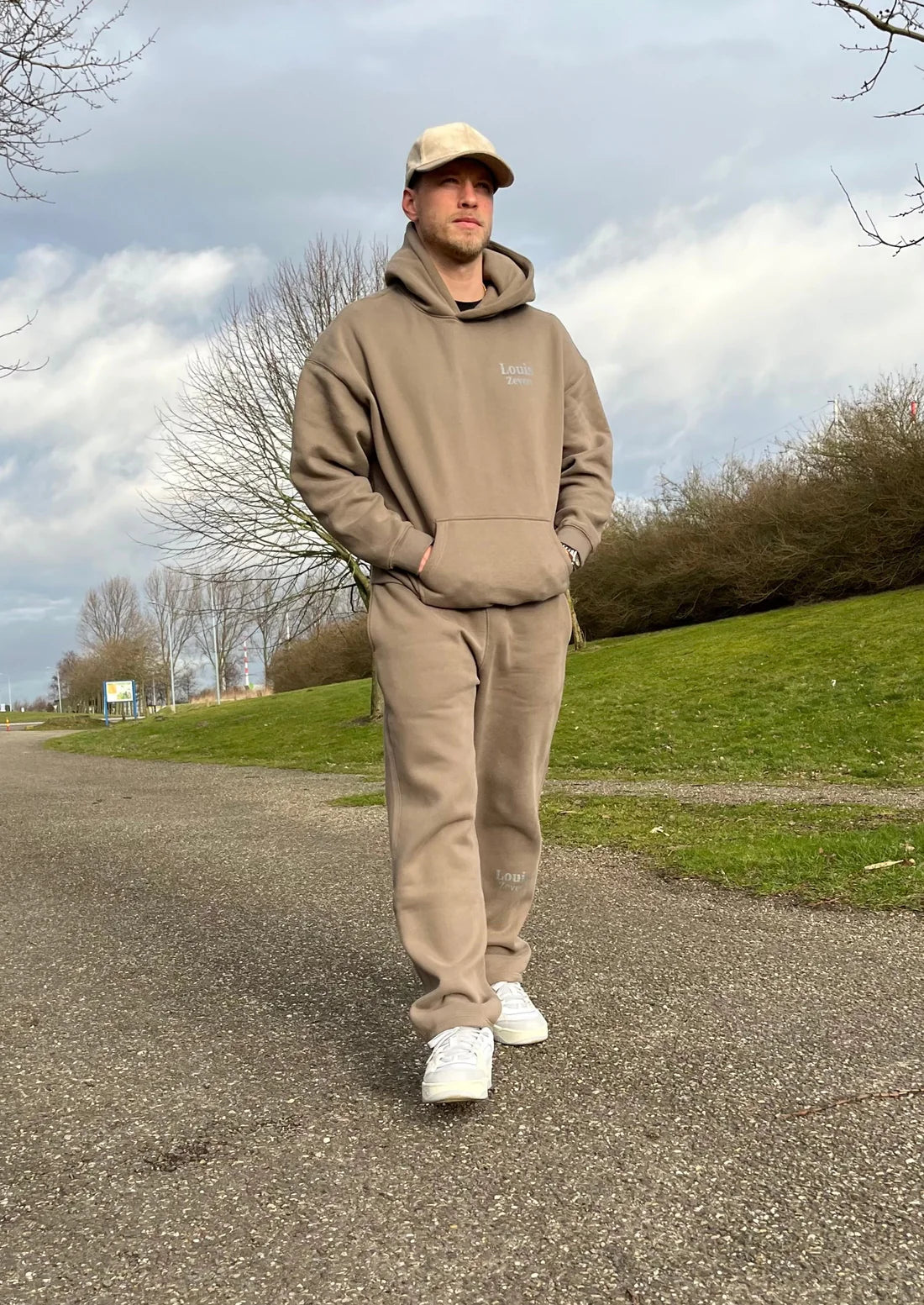 Oversized hoodie kaki kleur in streetwear stijl met relaxte pasvorm. Gemaakt van zacht katoen, perfect voor een urban look.