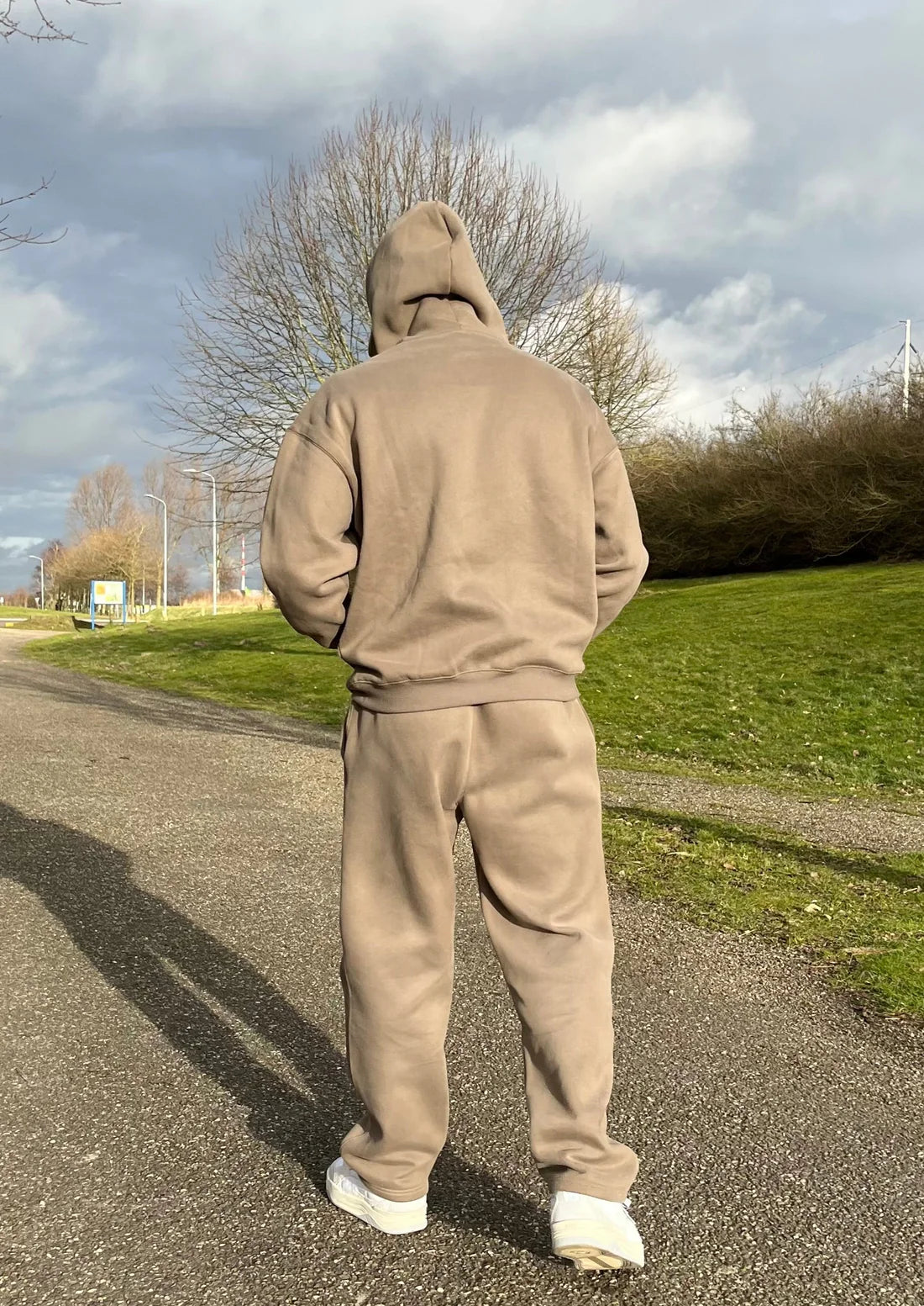 Oversized hoodie kaki kleur in streetwear stijl met relaxte pasvorm. Gemaakt van zacht katoen, perfect voor een urban look.