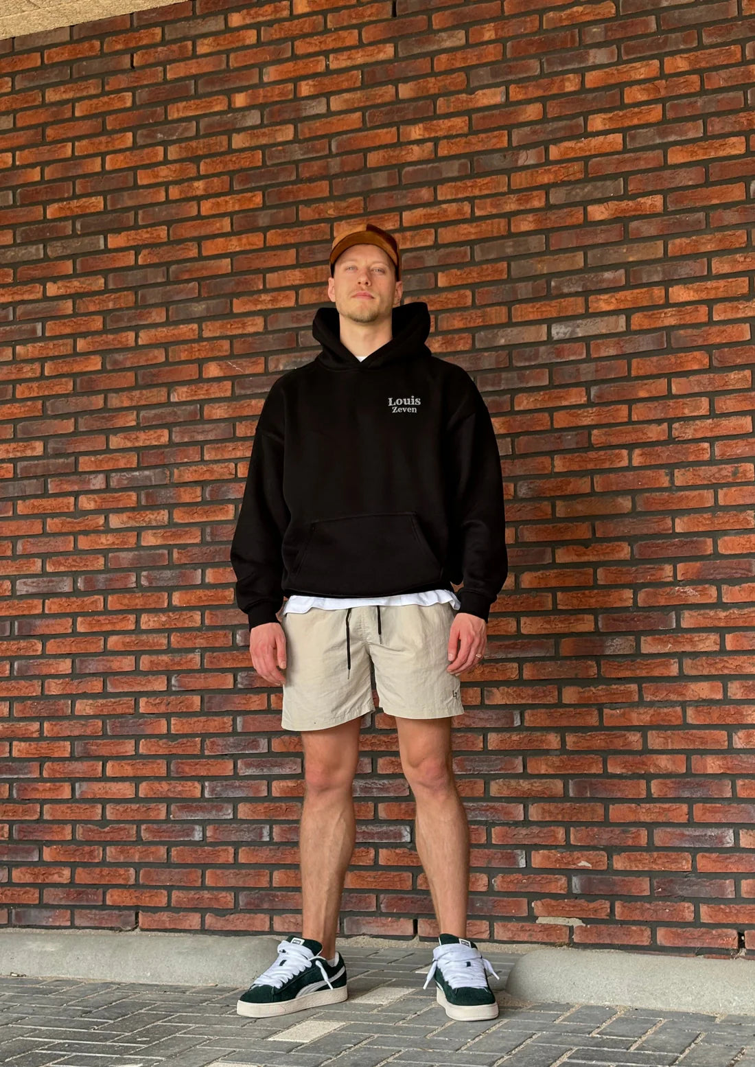 Zwarte oversized hoodie in streetwear stijl met relaxte pasvorm. Gemaakt van zacht katoen, perfect voor een urban look.