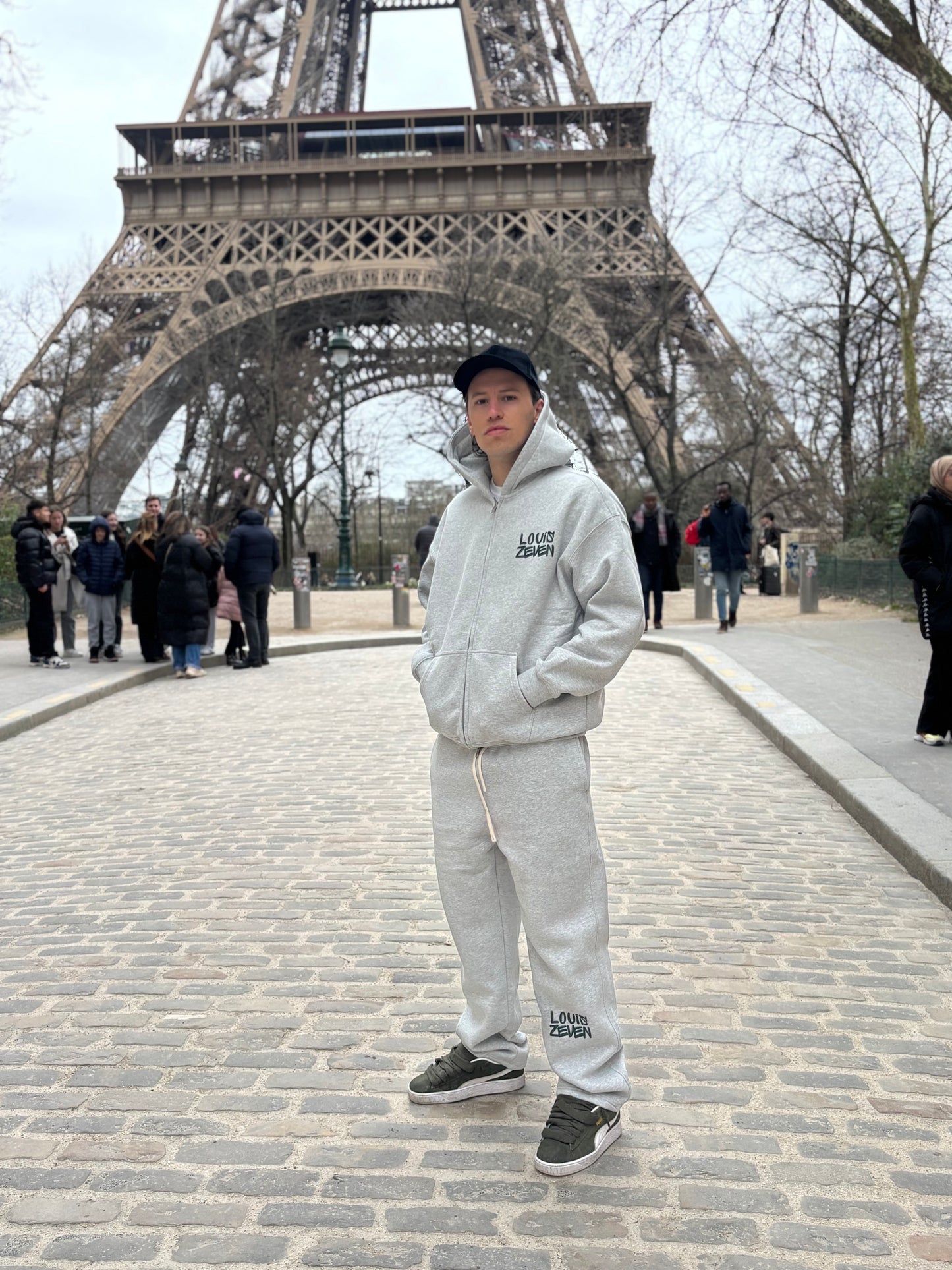 Grijze oversized heren vest in streetwear stijl – comfortabele en trendy hoodie met urban look, perfect voor casual en streetwear outfits.