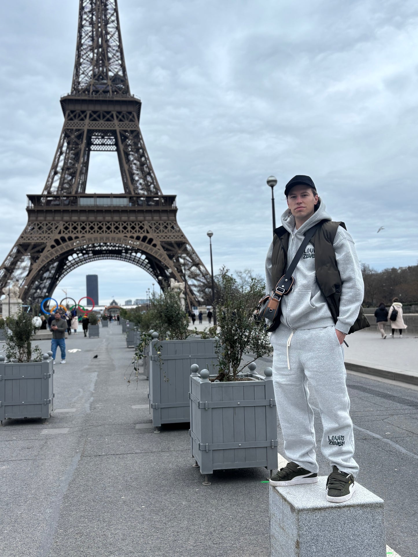 Louis Zeven oversized jogger voor heren – comfortabele en duurzame streetwear broek met elastische taille, praktische zijzakken en subtiel logo onder de knie.