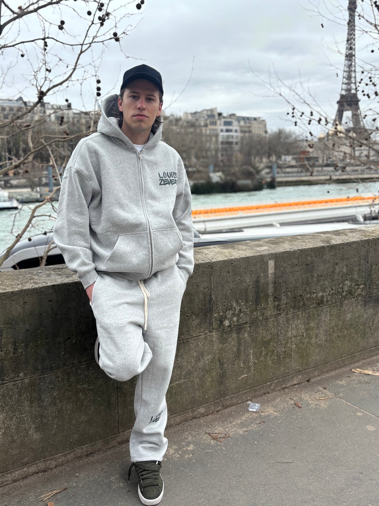Grijze oversized heren vest in streetwear stijl – comfortabele en trendy hoodie met urban look, perfect voor casual en streetwear outfits.