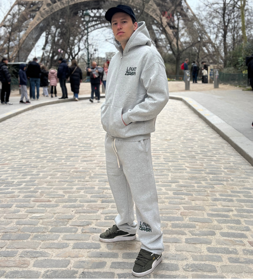 Louis Zeven oversized jogger voor heren – comfortabele en duurzame streetwear broek met elastische taille, praktische zijzakken en subtiel logo onder de knie.