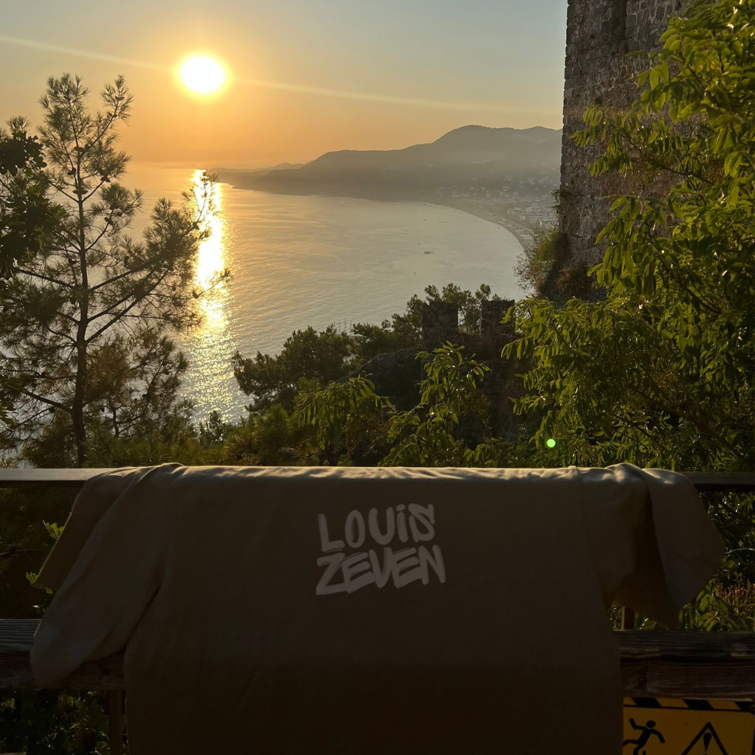 Oversized t-shirt met korte mouwen in sage green van Louis Zeven, gemaakt van zacht katoen voor ultiem comfort. Het losse, relaxte model zorgt voor een moderne en casual look. Het beige logo op de borst voegt een subtiel maar stijlvol detail toe. Ideaal voor een coole, eigentijdse stijl met een stoere uitstraling.