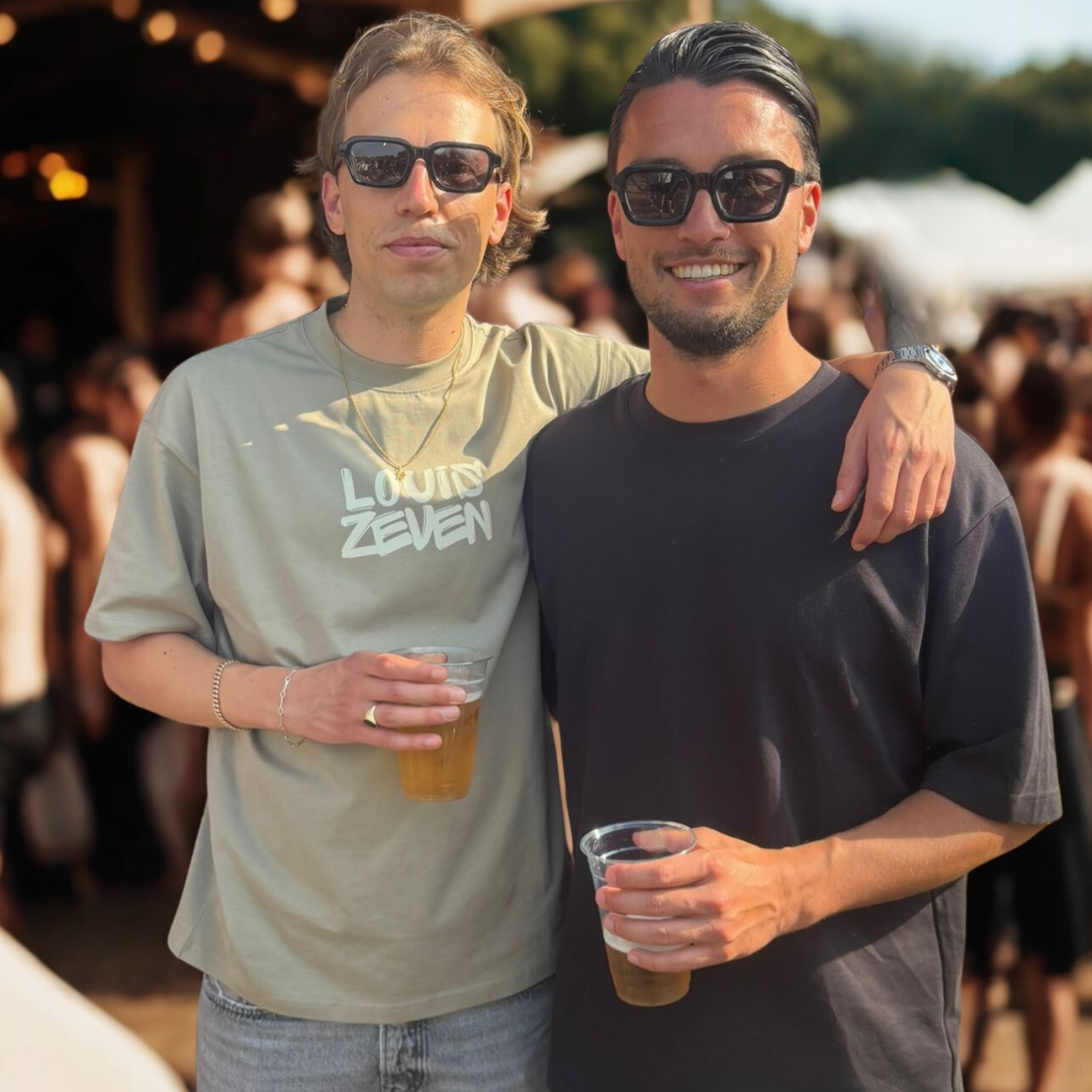 Oversized t-shirt met korte mouwen in sage green van Louis Zeven, gemaakt van zacht katoen voor ultiem comfort. Het losse, relaxte model zorgt voor een moderne en casual look. Het beige logo op de borst voegt een subtiel maar stijlvol detail toe. Ideaal voor een coole, eigentijdse stijl met een stoere uitstraling.