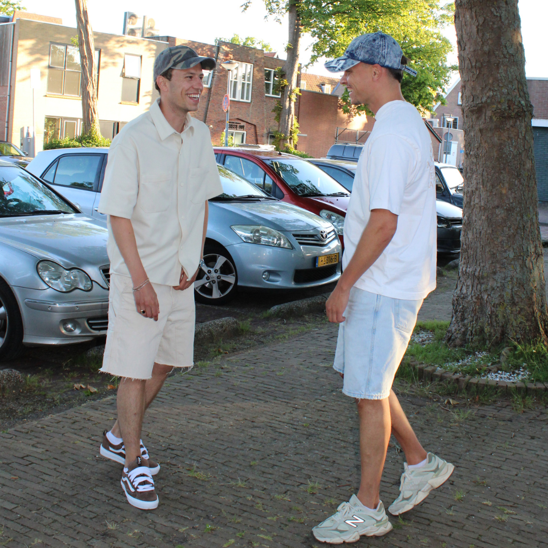 Louis Zeven jeans cap van blauwe denim met geverfd Louis Zeven-logo en verstelbare sluiting.