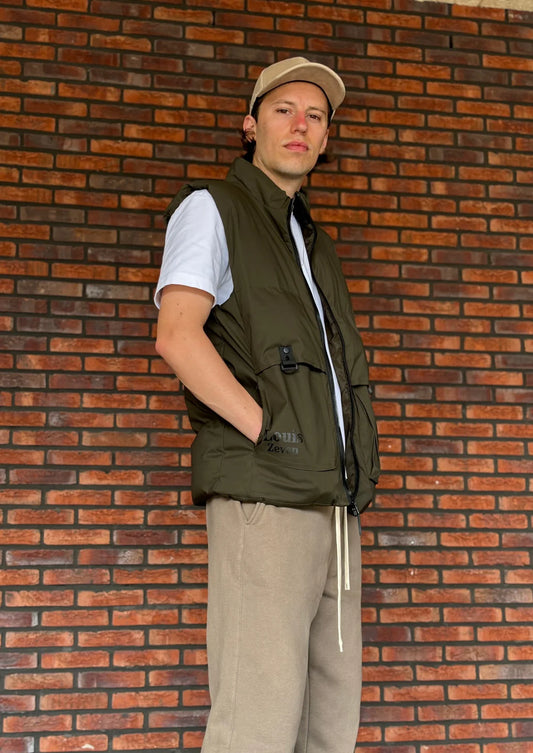 Gewatteerde Heren bodywarmer in het bottle green / donkergroen met zakken.