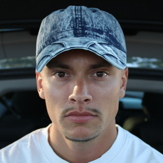 Louis Zeven jeans cap van blauwe denim met geverfd Louis Zeven-logo en verstelbare sluiting.