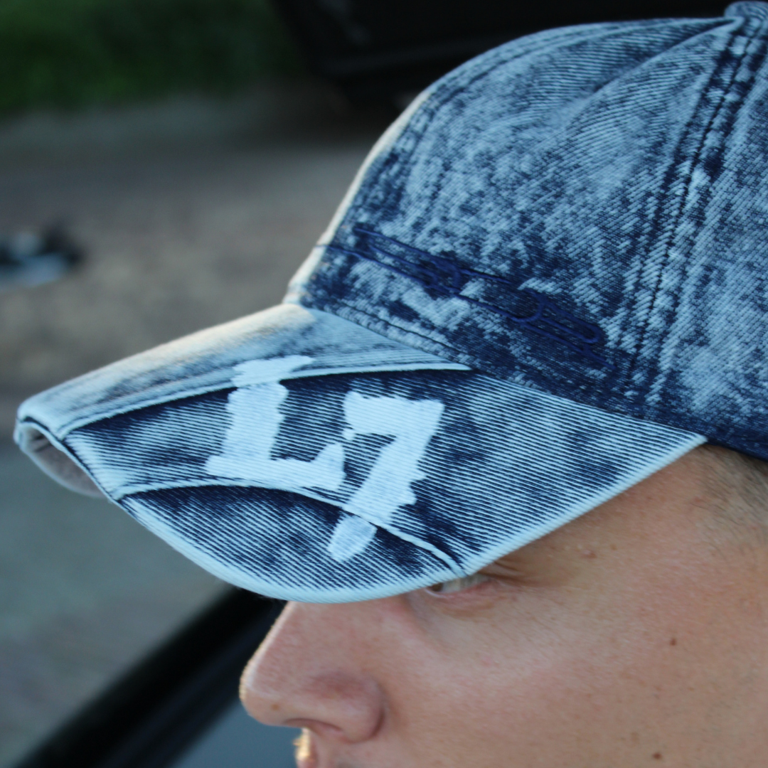 Louis Zeven jeans cap van blauwe denim met geverfd Louis Zeven-logo en verstelbare sluiting.