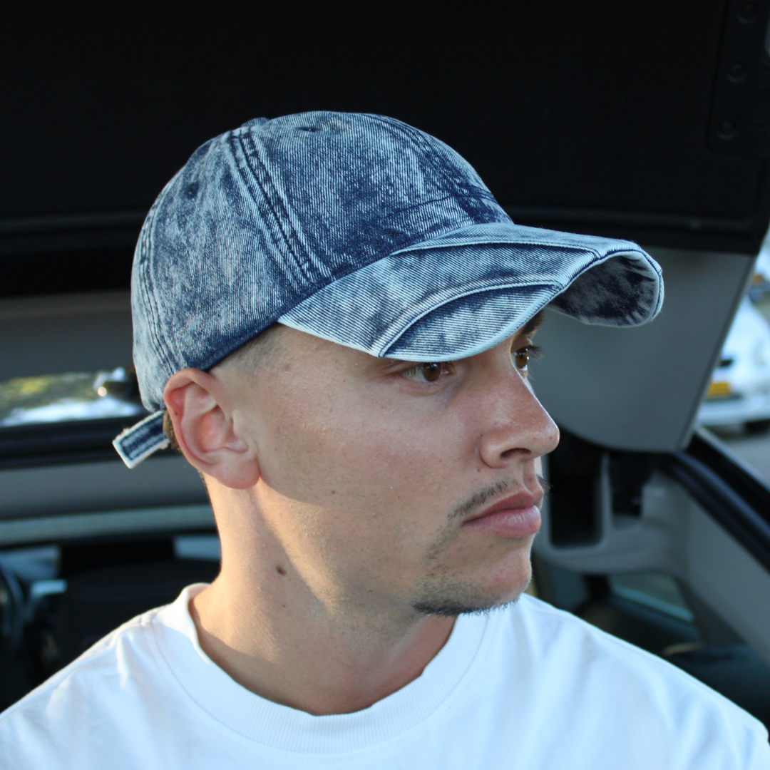 Louis Zeven jeans cap van blauwe denim met geverfd Louis Zeven-logo en verstelbare sluiting.
