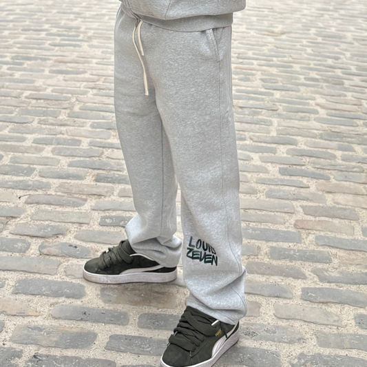 Louis Zeven oversized jogger voor heren – comfortabele en duurzame streetwear broek met elastische taille, praktische zijzakken en subtiel logo onder de knie.