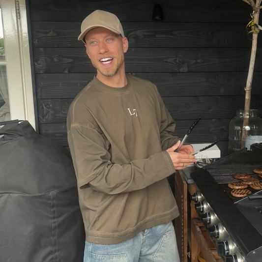 Double sleeved t-shirt in legergroen van Louis Zeven, met een moderne, gelaagde ontwerp en contrasterende mouwen voor een stoere, urban uitstraling. Gemaakt van zacht, hoogwaardig materiaal voor optimaal comfort en duurzaamheid.