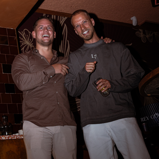 Double sleeved t-shirt in het grijs van Louis Zeven, met een moderne, gelaagde ontwerp en contrasterende mouwen voor een stoere, urban uitstraling. Gemaakt van zacht, hoogwaardig materiaal voor optimaal comfort en duurzaamheid.