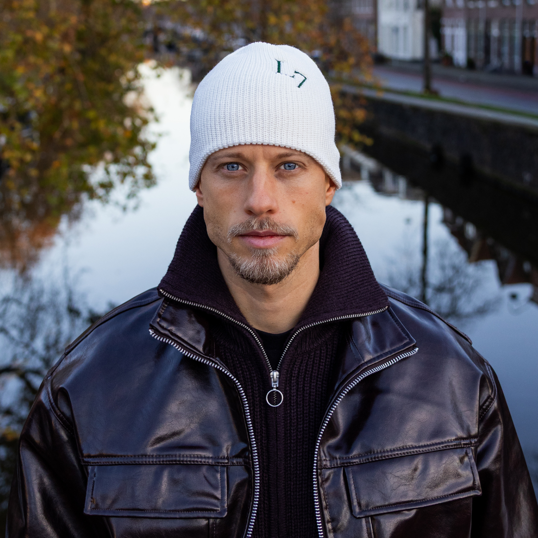 Geribbelde L7 beanie muts in zachte stof met opvallend L7 logo – comfortabele wintermuts voor dagelijks gebruik.