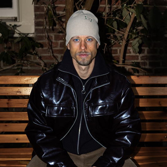 Geribbelde L7 beanie muts in zachte stof met opvallend L7 logo – comfortabele wintermuts voor dagelijks gebruik.