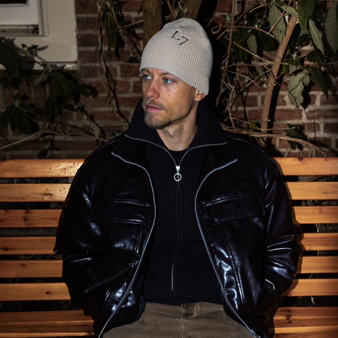 Geribbelde L7 beanie muts in zachte stof met opvallend L7 logo – comfortabele wintermuts voor dagelijks gebruik.