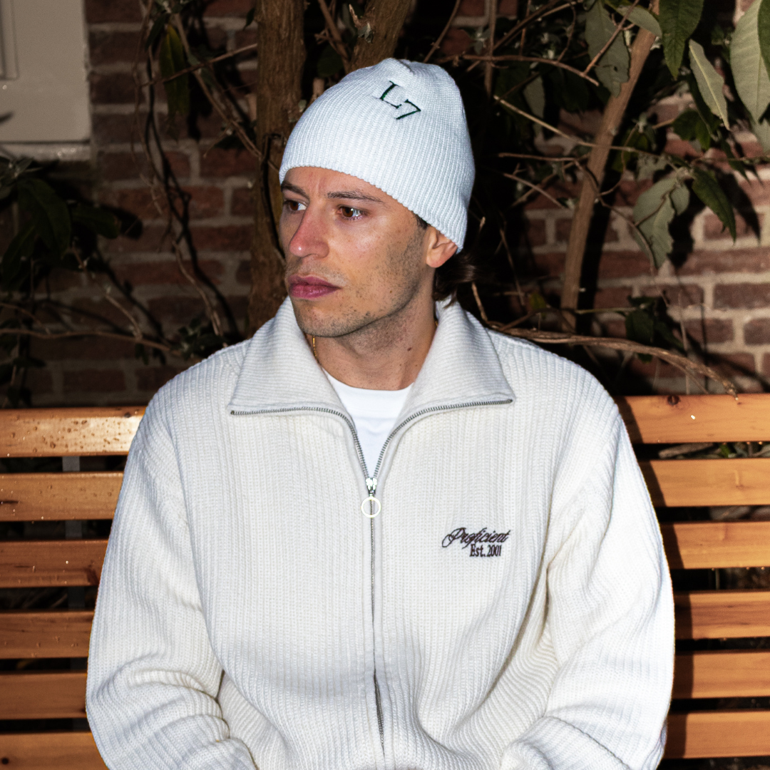 Geribbelde L7 beanie muts in zachte stof met opvallend L7 logo – comfortabele wintermuts voor dagelijks gebruik.