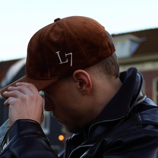 Suède pet met L7-logo – stijlvolle streetwear suede pet voor heren en dames, gemaakt van zacht velvet materiaal met een klassieke urban uitstraling.