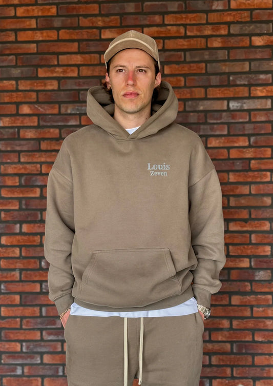 Oversized hoodie kaki kleur in streetwear stijl met relaxte pasvorm. Gemaakt van zacht katoen, perfect voor een urban look.