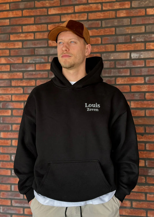 Zwarte oversized hoodie in streetwear stijl met relaxte pasvorm. Gemaakt van zacht katoen, perfect voor een urban look.