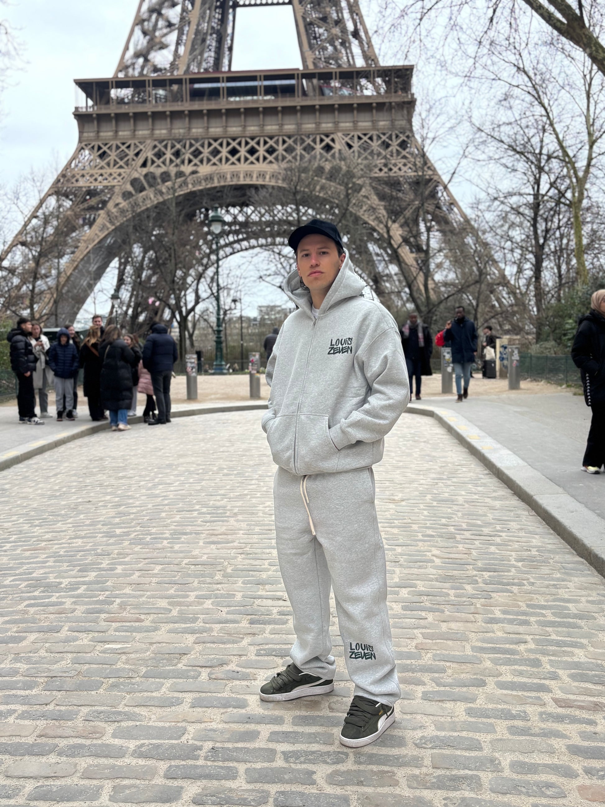 Grijze oversized heren vest in streetwear stijl – comfortabele en trendy hoodie met urban look, perfect voor casual en streetwear outfits.