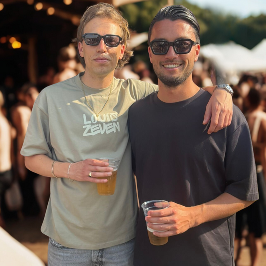 Oversized t-shirt met korte mouwen in sage green van Louis Zeven, gemaakt van zacht katoen voor ultiem comfort. Het losse, relaxte model zorgt voor een moderne en casual look. Het beige logo op de borst voegt een subtiel maar stijlvol detail toe. Ideaal voor een coole, eigentijdse stijl met een stoere uitstraling.